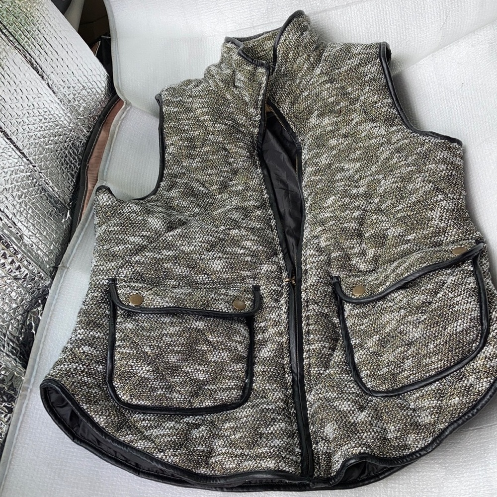 Takara vest with leather like trim